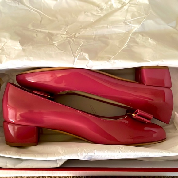 Salvatore Ferragamo Bow Pump Shoe - Picture 4 of 5
